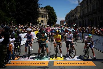 El ecuatoriano Richard Carapaz, con el maillot amarillo de líder general (centro), el noruego Jonas Abrahamsen, con el maillot verde de mejor velocista (centro izquierda), el francés Valentin Madouas, con el maillot de puntos del mejor escalador (segundo desde la izquierda), y el belga Remco Evenepoel, con la camiseta blanca del mejor joven (segundo desde la derecha).