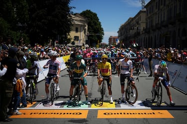 El ecuatoriano Richard Carapaz, con el maillot amarillo de líder general (centro), el noruego Jonas Abrahamsen, con el maillot verde de mejor velocista (centro izquierda), el francés Valentin Madouas, con el maillot de puntos del mejor escalador (segundo desde la izquierda), y el belga Remco Evenepoel, con la camiseta blanca del mejor joven (segundo desde la derecha). 