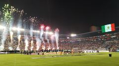 AME3808. PACHUCA (MÉXICO), 02/06/2023.- Jugadoras del Pachuca y del América participan hoy en los actos protocolarios previos a la ida de la final del torneo Clausura 2023 de la Liga MX Femenil, en el estadio Hidalgo de la ciudad de Pachuca (México). EFE/ David Martínez Pelcastre
