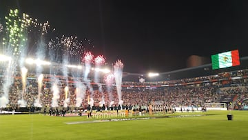 AME3808. PACHUCA (MÉXICO), 02/06/2023.- Jugadoras del Pachuca y del América participan hoy en los actos protocolarios previos a la ida de la final del torneo Clausura 2023 de la Liga MX Femenil, en el estadio Hidalgo de la ciudad de Pachuca (México). EFE/ David Martínez Pelcastre
