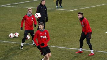 El Atleti se ejercitó por última vez antes de la Copa en la mañana de Majadahonda. Cholo insistió en el remate y la conducción.