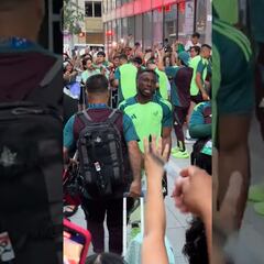 Julián Quiñones se enoja con fan mexicana que aventó al piso un jersey del América