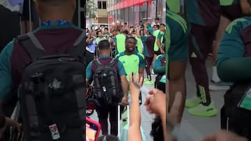 Julián Quiñones se enoja con fan mexicana que aventó al piso un jersey del América