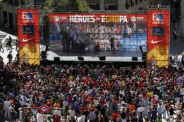 Los seguidores esperando la llegada de los jugadores en la Plaza de Callao, Madrid. 