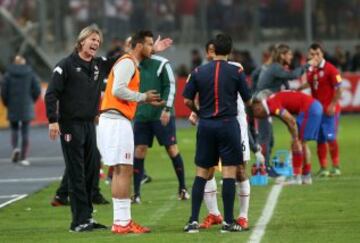 LIM13. LIMA (PERÚ), 13/10/2015.- El director técnico de la selección peruana de fútbol, Ricardo Gareca (i), discute con el juez de línea hoy, martes 13 de octubre de 2015, durante un partido entre Chile y Perú por las eliminatorias al mundial de fútbol Rusia 2018, en el Estadio Nacional de Lima (Perú). EFE/Ernesto Arias