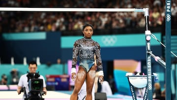 Paris (France), 28/07/2024.- Simone Biles of USA prepares to perform on the Uneven Bars at the Women's Qualification of the Artistic Gymnastics competitions in the Paris 2024 Olympic Games, at the Bercy Arena in Paris, France, 28 July 2024. (Francia) EFE/EPA/ANNA SZILAGYI