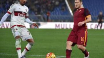 Francesco Totti ante Kevin-Prince Boateng durante el encuentro entre Roma y Milan en el encuentro disputado en el Estadio Olímpico de la capital italiana.