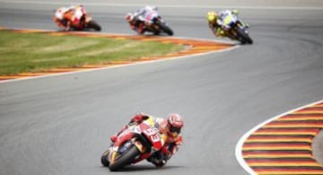 Marc Márquez dejando atrás a Pedrosa, Rossi y Lorenzo en el Gran Premio de Alemania de Sachsenring.