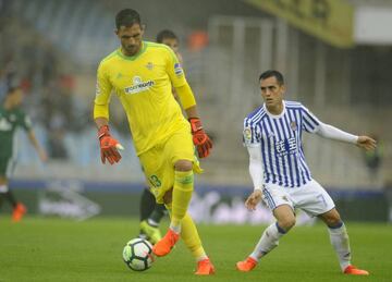 Adán, portero del Betis, y Juanmi, jugador de la Real Sociedad, durante un partido de LaLiga Santander.