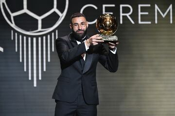 Karim Benzema ha sido, sin lugar a dudas, el futbolista del año en Europa. Su rendimiento con el Real Madrid (42 goles en 44 partidos, pichichi de LaLiga y máximo goleador y mejor jugador de la Champions 21-22) le valió para ganar el Balón de Oro por primera vez en su carrera a los 34 años. Sadio Mané y Kevin de Bruyne completaron el podio del galardón.