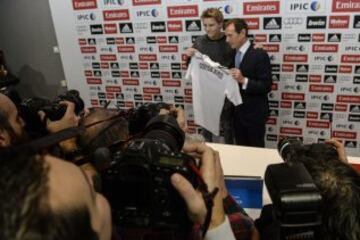 Martin Odegaard, nuevo centrocampista del Real Madrid, durante su presentación oficial hoy como jugador blanco