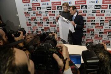 Martin Odegaard, nuevo centrocampista del Real Madrid,  durante  su presentación oficial hoy como jugador blanco