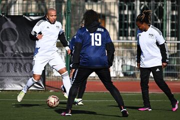 Houssine Kharja corriendo con el bal¨®n
durante el Torneo de Leyendas antes de la gala del The Best 2022 en el Centro Deportivo Emilie Antoine, en Par¨ªs cerca de la Torre Eiffel.