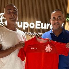 ¡Romário vuelve a los terrenos de juego!