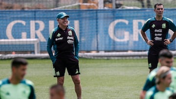 MEX7578. CIUDAD DE MÉXICO (MÉXICO), 03/09/2024.- El técnico de la selección mexicana de fútbol Javier Aguirre (i) dirige un entrenamiento, previo al amistoso contra Nueva Zelanda en el Centro de Alto Rendimiento este martes, en Ciudad de México (México). EFE/ Isaac Esquivel