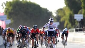 La ciclista alemana Lorena Wiebes celebra su victoria por delante de Charlotte Kool en la meta de Al Mirfa en la segunda etapa del UAE Tour Femenino.