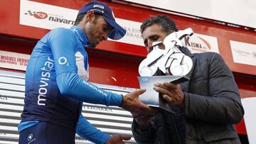 El ciclista murciano del Movistar Team, Alejandro Valverde, recibe de manos del pentacampe&oacute;n del Tour de Francia, Miguel Indur&aacute;in, el trofeo de ganador del &#039;XX Gran Premio Miguel Indur&aacute;in&#039;, disputado sobre 186 kil&oacute;metros con salida y llegada en la localidad Navarra de Estella.