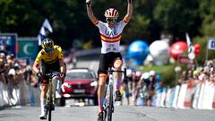 La ciclista española Mavi García celebra su victoria en el Trofeo Ceratizit, la Clásica de Lorient.