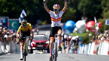 La ciclista española Mavi García celebra su victoria en el Trofeo Ceratizit, la Clásica de Lorient.