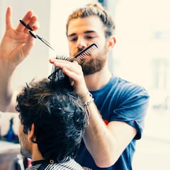 Un electricista se da de baja por un ictus, la empresa le ‘caza’ trabajando en una peluquería y la Justicia sentencia con procedente