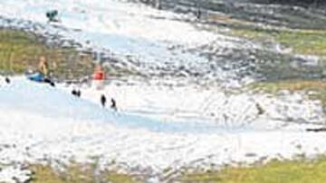 <b>AL LÍMITE. </b>Los helicópteros y excavadoras trabajan en Kitzbühel.