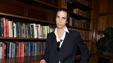 Nick Cave, en una imagen de 2004 en su biblioteca.
