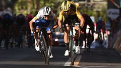 Wout van Aert y Julian Alaphilippe se lanzan en el esprint en la meta de la Milan-San Remo 2020 en San Remo.