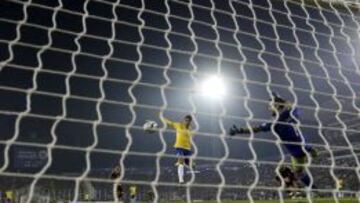 Brazil&#039;s Roberto Firmino (L) scores past Venezuela&#039;s Alain Baroja during their first round Copa America 2015 soccer match at Estadio Monumental David Arellano in Santiago, Chile, June 21, 2015. REUTERS/Ivan Alvarado