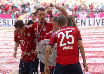 Con trofeo y cerveza en mano Bayern y James celebran el título