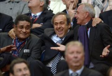 El presidente de la UEFA Michel Platini compartiendo risas con Johan Cruyff y Eusebio.