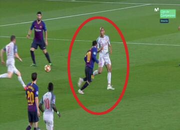 El jugador argentino del Barcelona parece que choca y golpea en la cara al jugador del Liverpool Fabinho antes de que el ¨¢rbitro pitara la falta que dio el tercer gol.