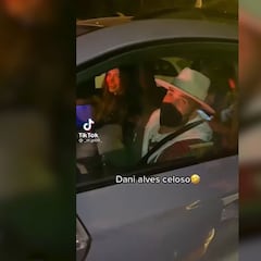 La reacción de Dani Alves tras el comentario de un aficionado hacia su pareja