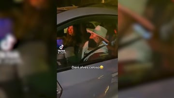 Dani Alves y su reacción tras apunte de un fan sobre su novia