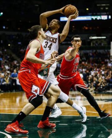 Giannis Antetokounmpo y el novato Doug McDermott.