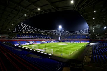 Est ubicado en la ciudad de Bolton, Inglaterra. Es el estadio del Bolton Wanderers Football Club y tiene una capacidad para 28.723 personas. 