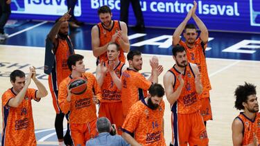 Los jugadores del Valencia, tras el partido.