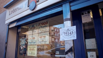 Un cartel en la administración situada en la calle Sepúlveda, 144 anuncia que han vendido parte del número 75.143 correspondiente al Quinto Premio del Sorteo Extraordinario de la Lotería de Navidad 2024, a 22 de diciembre de 2024, en Madrid (España). Este Quinto Premio ha caído de manera íntegra en Madrid. El Estado reparte hoy un total de 2.702 millones de euros en premios, lo que supone 112 millones más que el año pasado. Para este sorteo se han puesto a la venta 193 millones de décimos de Lotería de Navidad. Este año la emisión consta de 193 series (ocho más que el anterior) de 100.000 números cada una, y asciende a 3.860 millones de euros, de los que se repartirá un 70% en premios.
22 DICIEMBRE 2024;LOTERÍA;SORTEO;NAVIDAD;DINERO;DÉCIMO;PREMIOS;EUROS
Gabriel Luengas / Europa Press
22/12/2024