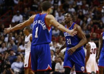 Michael Carter-Williams celebra una acción de Thaddeus Young.