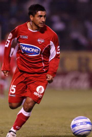 Se hizo famoso por un gol espectacular de rabona a Johnny Herrera, cuando jugaba en Universidad de Concepción. Surgió en Audax y pasó también por Ñublense, Santiago Morning y Cobreloa, entre otros cuadros.