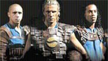 <b>GLADIATORS</b>. Ronaldinho y Roberto Carlos flanquean a Beckham.