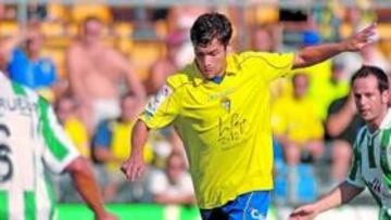 <b>TABLAS EN CARRANZA. </b>El jugador cadista Cristian conduce el balón entre Rueda y Arteaga.