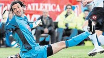 <b>ANTE EL ZARAGOZA, LA ÚLTIMA DERROTA</b> Este disparo del zaragocista Diego Milito supuso el gol que derrotaba al Atlético en el último partido hasta ahora de los rojiblancos fuera de casa.