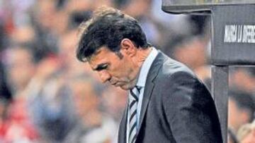 <b>CABIZBAJO. </b>Abel, con gesto serio el miércoles en el Calderón.