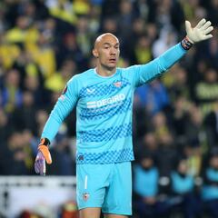 Dmitrovic renuncia a Serbia “para centrarse en el Sevilla”