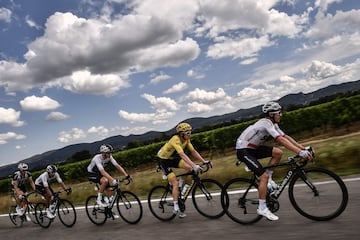 Michal Kwiatkowski, Geraint Thomas, luciendo el maillot amarillo de líder, Christopher Froome, Egan Bernal y Nikias Arndt.