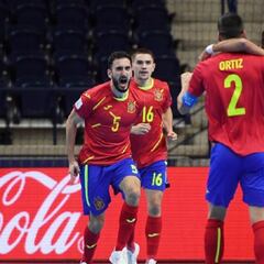 España brilla, resiste y saca el billete a cuartos en Lituania