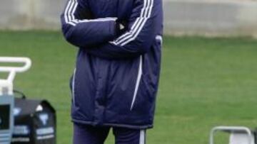 <b>AFECTADO. </b>Aurelio Gay, durante el entrenamiento de ayer tras concluir la charla con la plantilla.