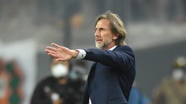 Peru's coach Argentine Ricardo Gareca gestures during the South American qualification football match for the FIFA World Cup Qatar 2022 against Paraguay, at the National Stadium in Lima on March 29, 2022. (Photo by ERNESTO BENAVIDES / AFP)