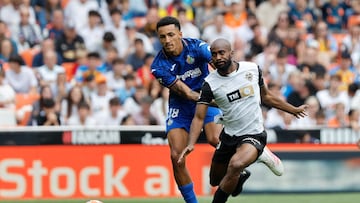 VALENCIA, 10/05/2025.- El defensa del Valencia Dimitri Foulquier (d) disputa el balón ante el delantero del Getafe Álvaro Rodríguez durante el partido de LaLiga EA Sports disputado este sábado en el Estadio de Mestalla en Valencia. EFE/Ana Escobar