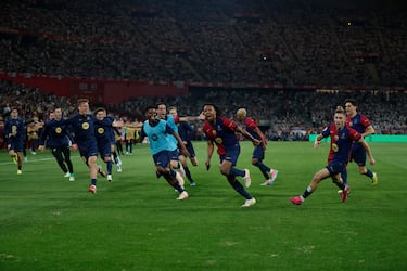 corría el minuto 116 de la prórroga cuando Koundé cazó un balón sin dueño cerca del área madridista y sin dudarlo chutó a puerta marcando el 3-2, a la postre definitivo. La tensión de la final se liberó en alegría por los jugadores, titulares y suplentes, de la plantilla blaugrana.